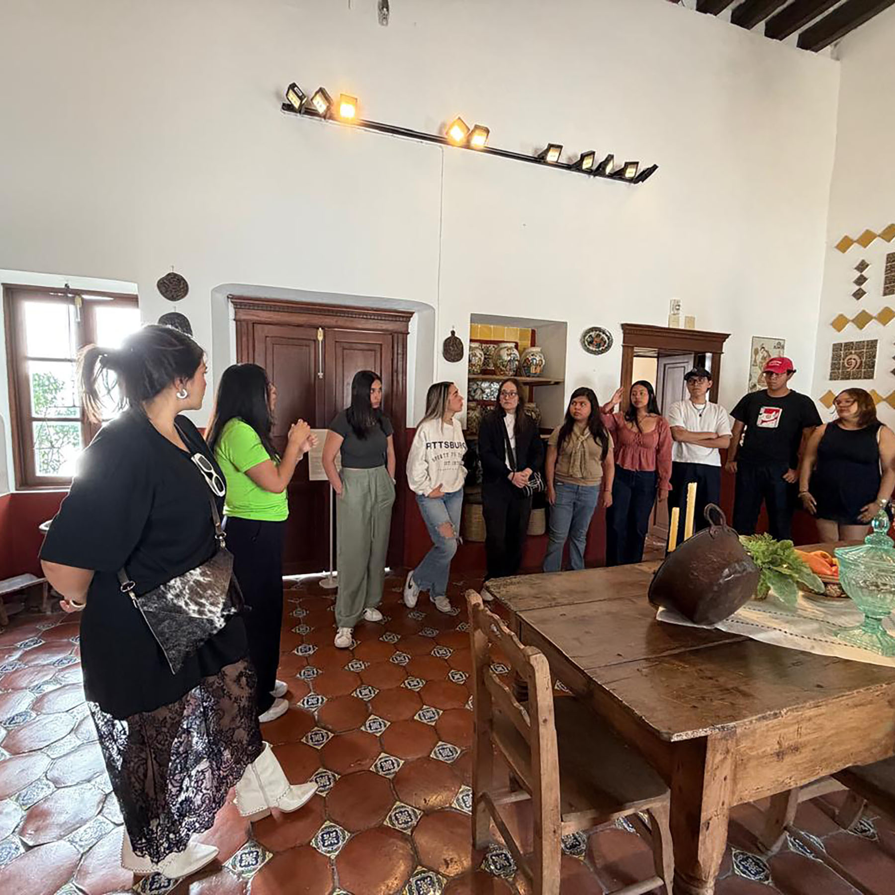 8 / 15 - Estudiantes de Diseño Experimentan el Taller de Cerámica en el Museo Amparo 8 / 15 - Estudiantes de Diseño Experimentan el Taller de Cerámica en el Museo Amparo