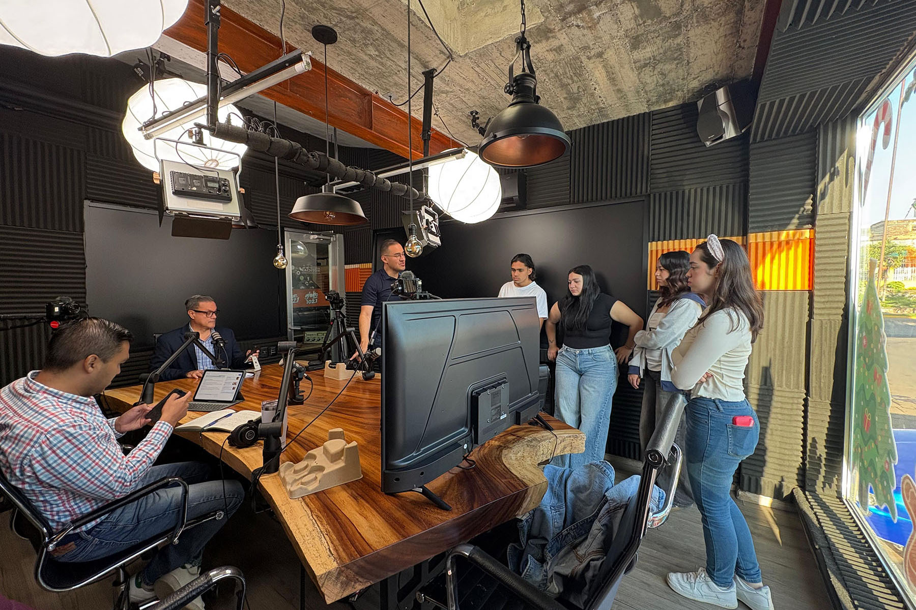 1 / 5 - Detrás del Micrófono: Alumnos Viven la Experiencia de la Radio en Exa FM 1 / 5 - Detrás del Micrófono: Alumnos Viven la Experiencia de la Radio en Exa FM