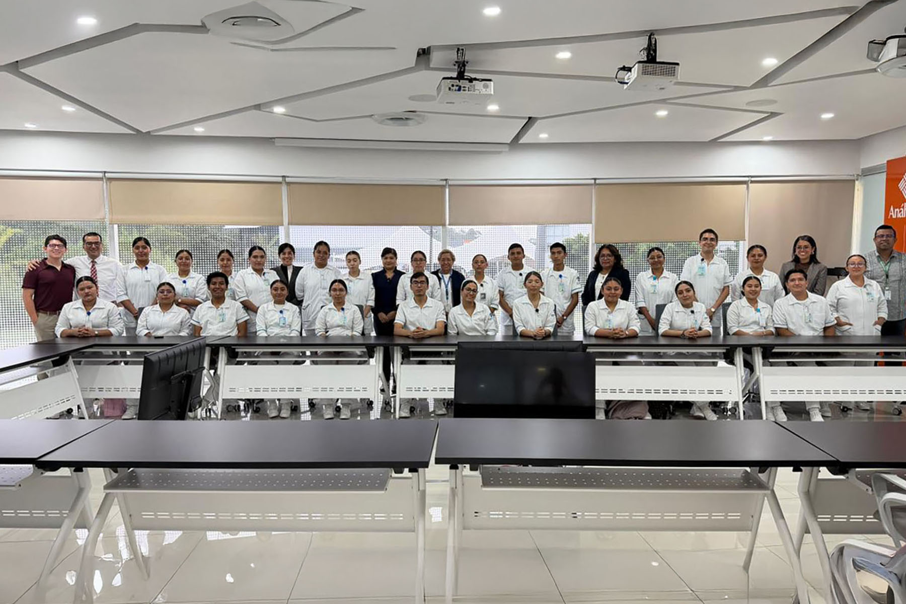 1 / 4 - Escenarios de Simulación y Aprendizaje Clínico 1 / 4 - Escenarios de Simulación y Aprendizaje Clínico