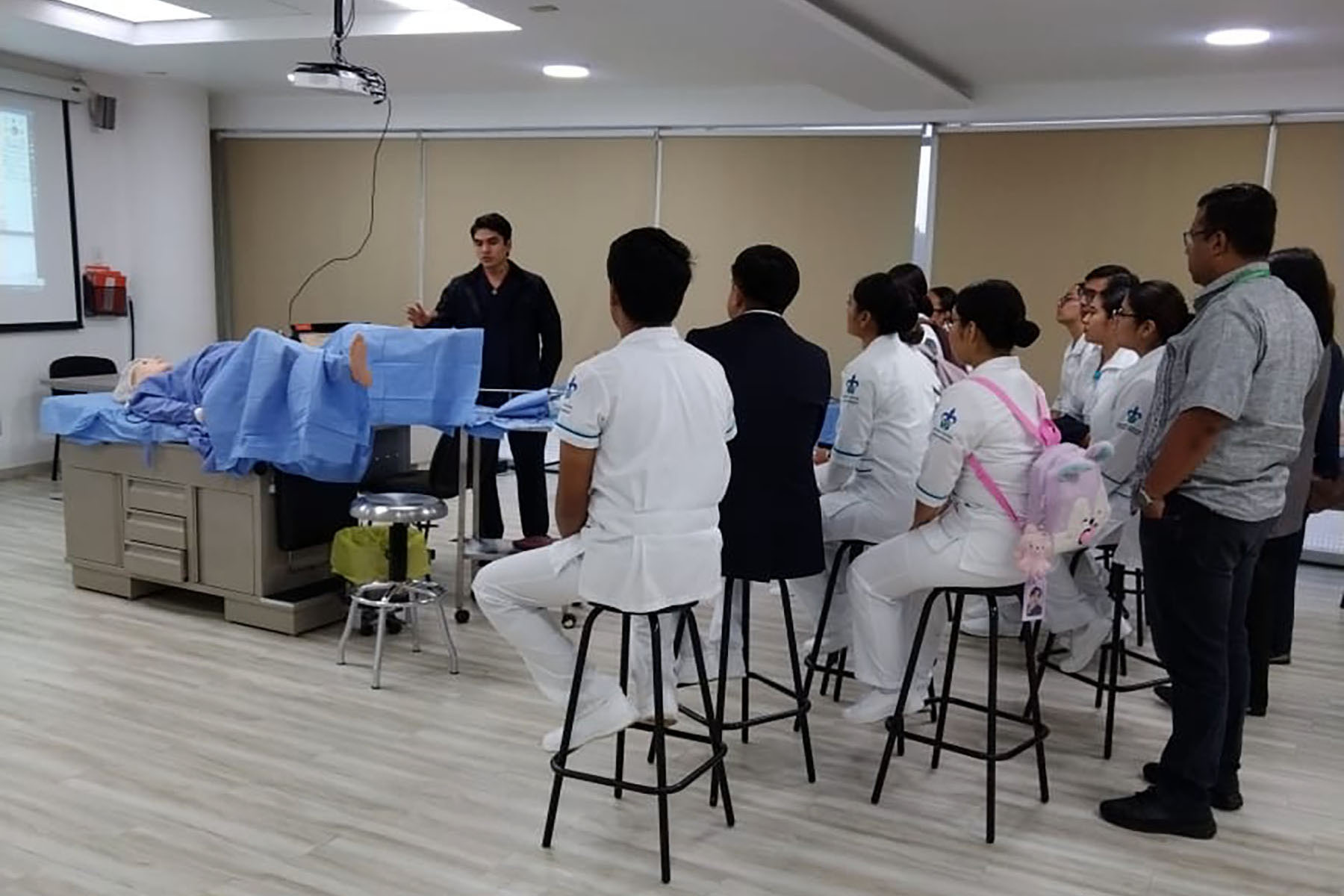 4 / 4 - Escenarios de Simulación y Aprendizaje Clínico 4 / 4 - Escenarios de Simulación y Aprendizaje Clínico