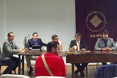 Presentación de cursos en línea por alumnos de Derecho