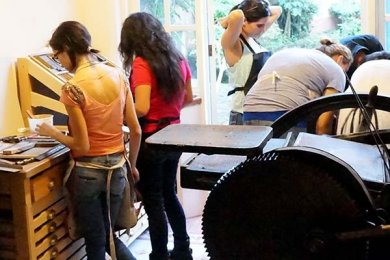 Alumnos de Diseño Gráfico visitan La Ceiba Gráfica