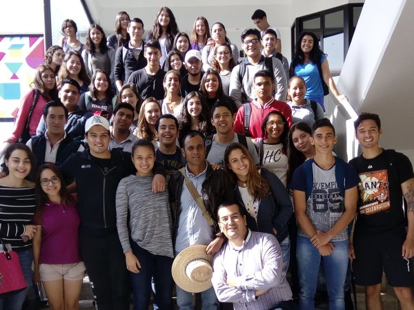 Investigador de la Universidad de Lancaster visita la Escuela de Negocios