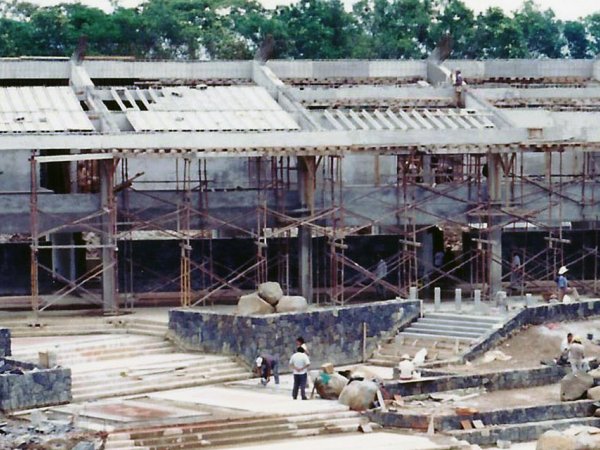 1996 / Primeros edificios del nuevo Campus.
