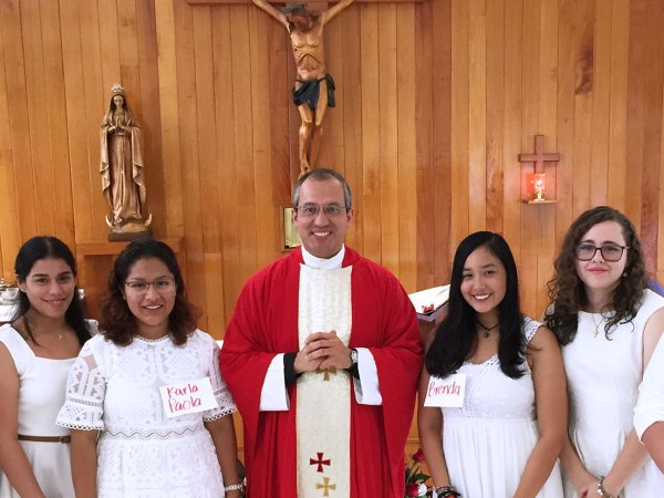 Seis Alumnos Reciben el Sacramento de la Confirmación